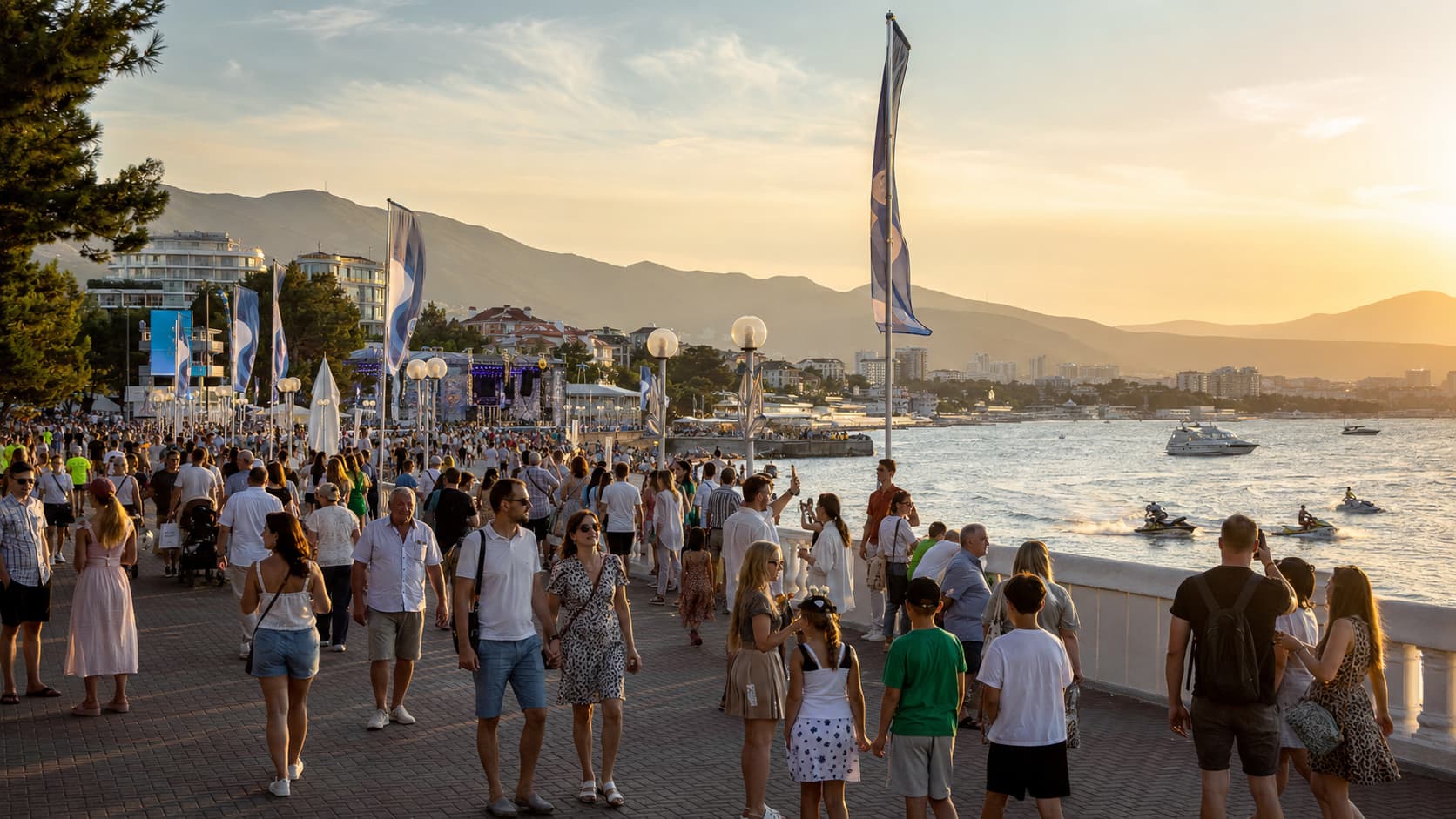 Праздничная набережная и Геленджикская бухта во время 195-летия города