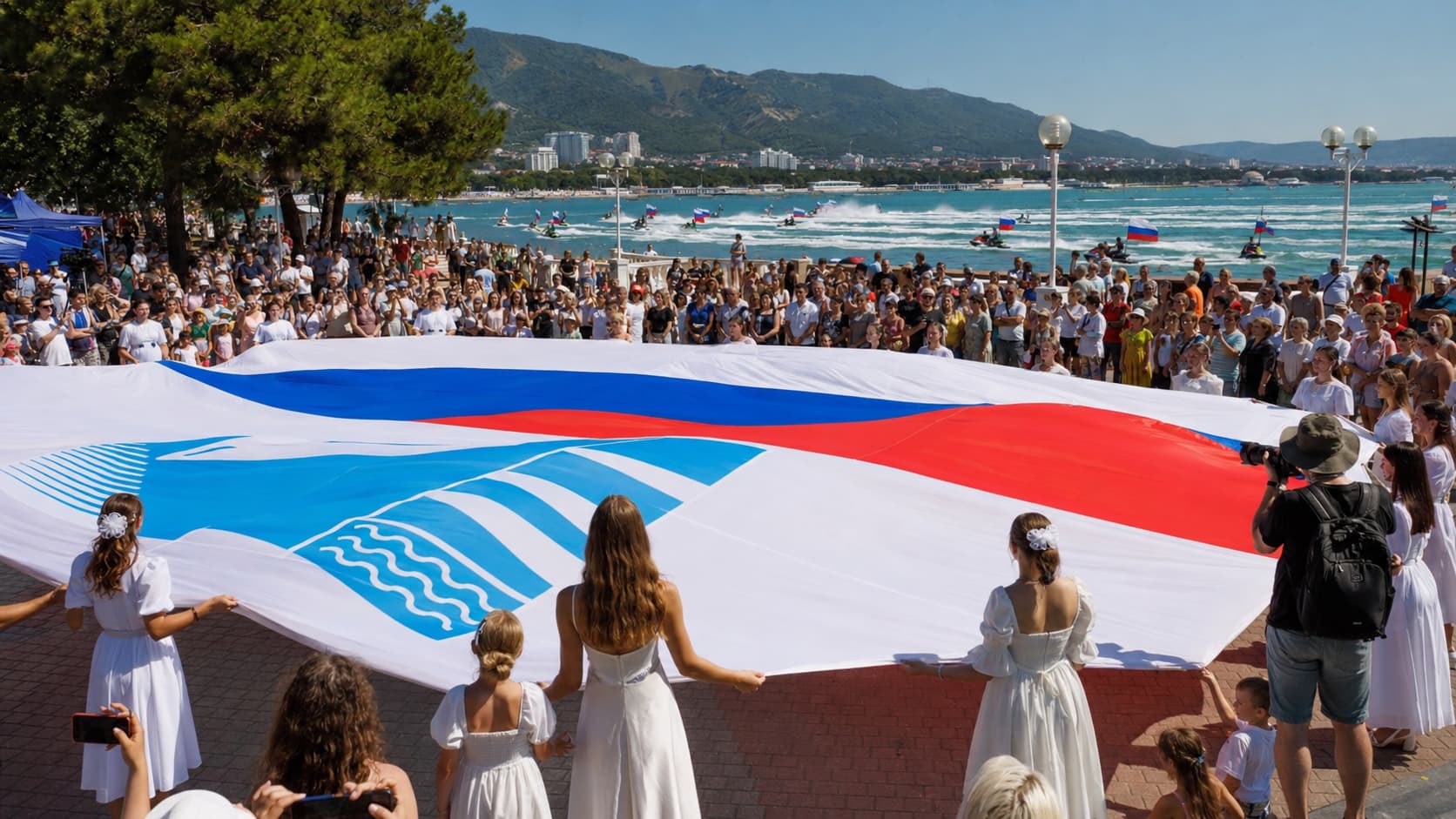 Праздничный флешмоб с флагами на Центральной площади Геленджика