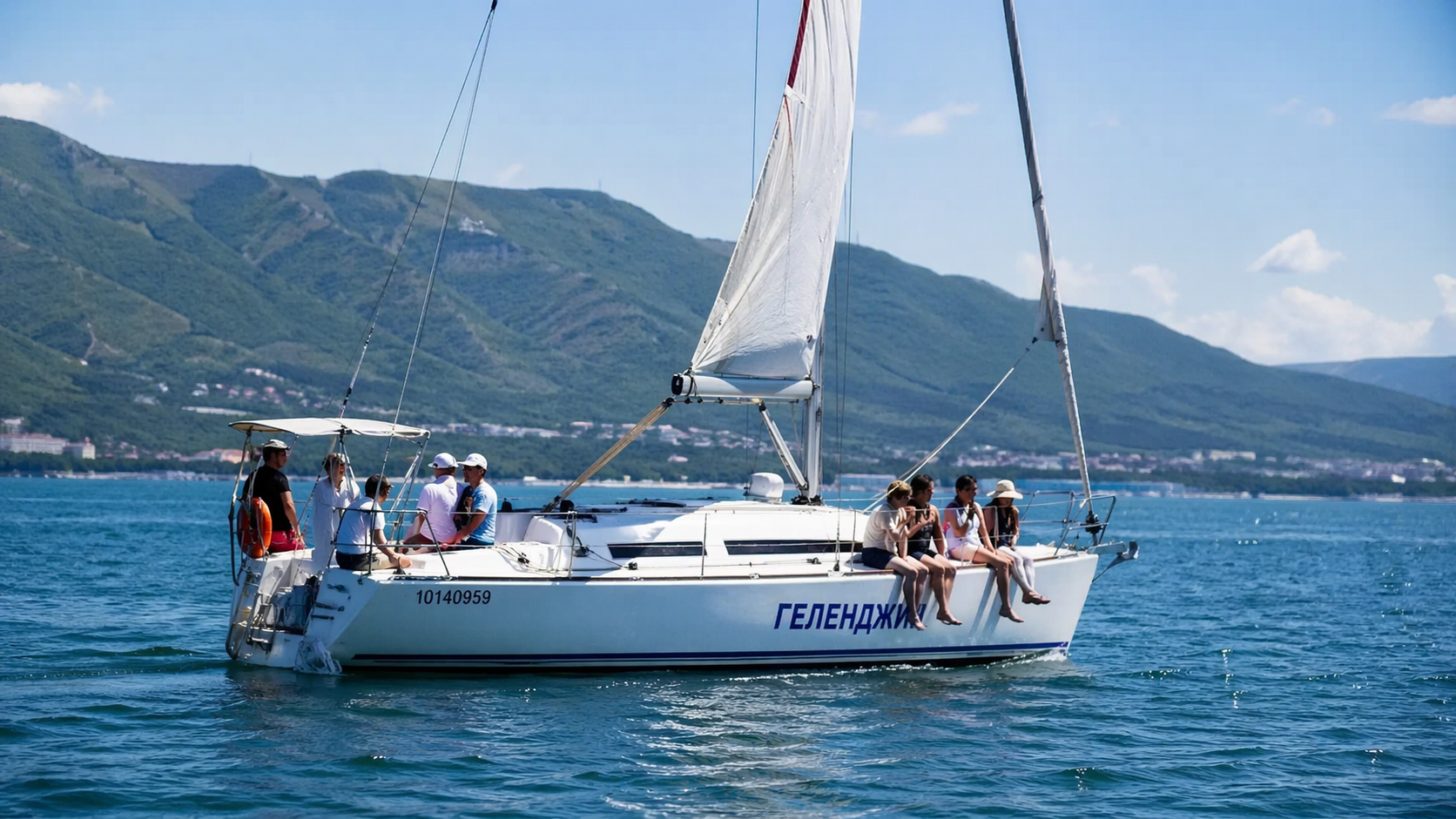 Морская прогулка Геленджик яхта в бухте