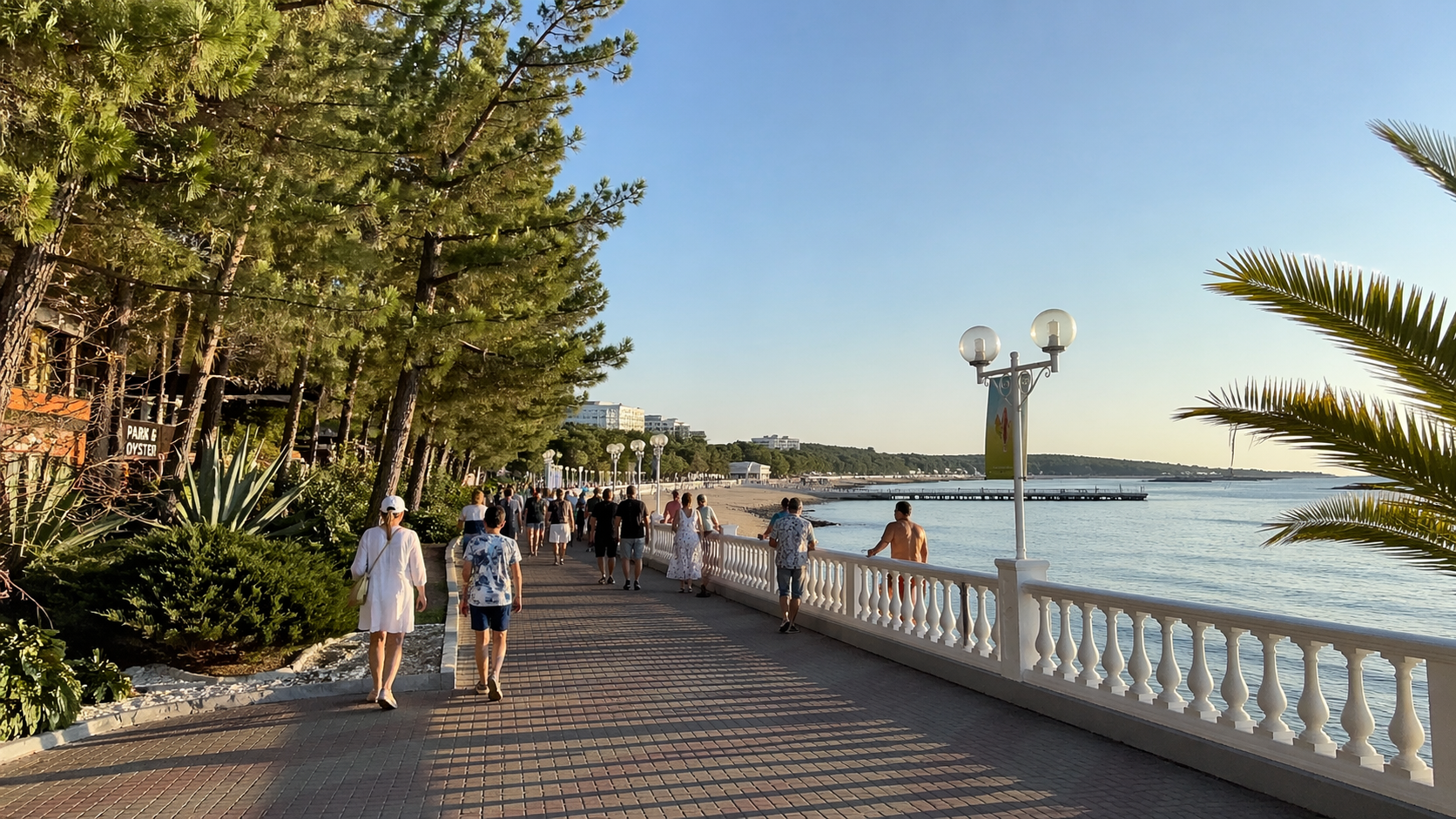 Центральная набережная Геленджика белая балюстрада и туристы