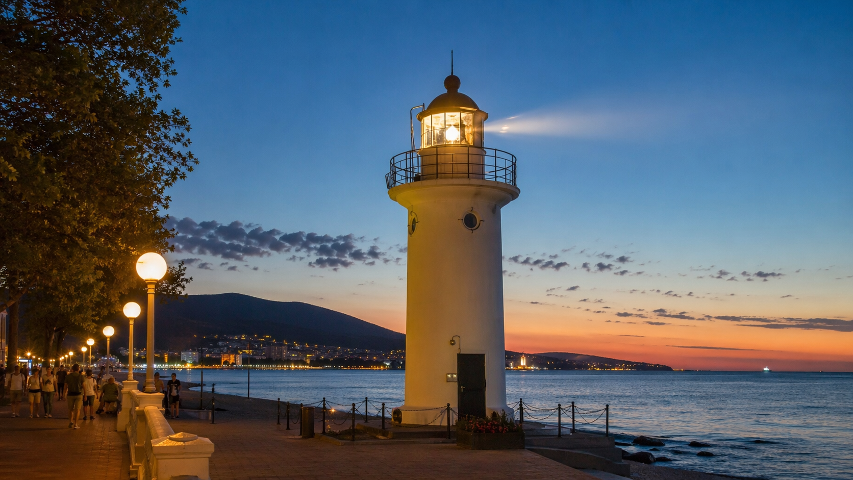 Старый створный маяк Геленджик вечером с огнями