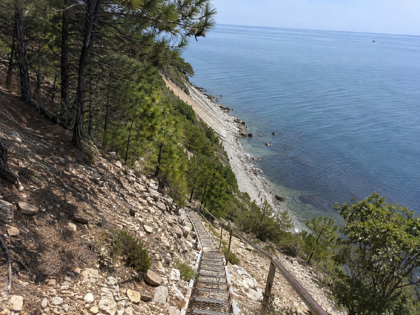 Спуск и лестница к Сосновке в Геленджике