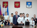 Глава города лично вручил паспорта юным геленджичанам