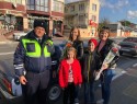 В Геленджике сотрудники ГИБДД поздравили женщин с Днем матери