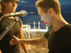 На уличного музыканта в Геленджике напал гопник