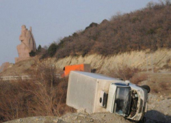 Ветер переворачивал грузовики в Геленджике: движение ограничено