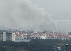 Весь район в дыму: в центре Геленджика прямо сейчас серьезный пожар