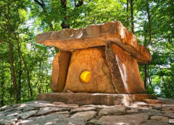 «В них затаилась душа человека»: что в себе хранят геленджикские дольмены