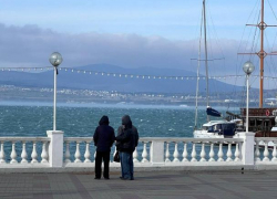 В Геленджике из-за бури судно выкинуло на мель