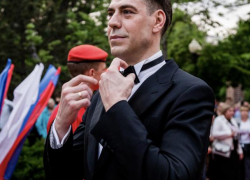 А где артист? Дмитрий Дюжев отличился на красной ковровой дорожке в Новороссийске