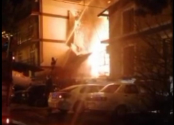 Ночью пламя охватило жилой дом в Геленджике и перекинулось на гостиницу