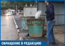 Ходить по проезжей части вынуждены жители Геленджика из-за мусорных контейнеров