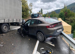 Под Геленджиком легковушка влетела под фуру