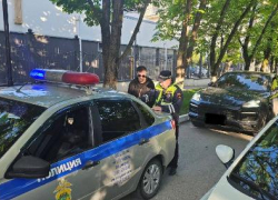 В Геленджике водитель на затонированном наглухо “Порше” выехал на красный на встречку