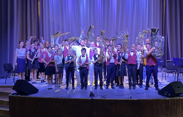 «Инструментам пора в музей»: история успеха детского оркестра из Геленджика