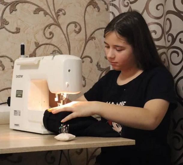 Школьница из Геленджика шьет одежду для участников спецоперации