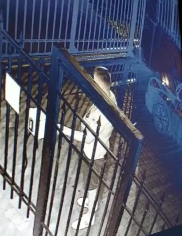 Нетерпеливый мужчина вырвал провод домофона во дворе МКД