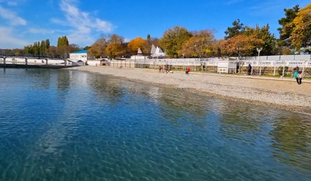 В Геленджике люди продолжают купаться и загорать