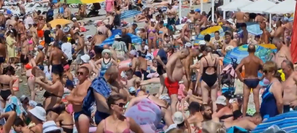 Мест на пляже совсем нет: на побережье в Кабардинке сегодня полный аншлаг