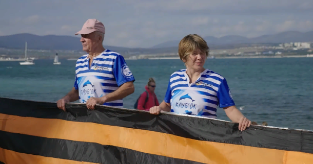 В море с георгиевской лентой: моржи Геленджика устроили необычный заплыв