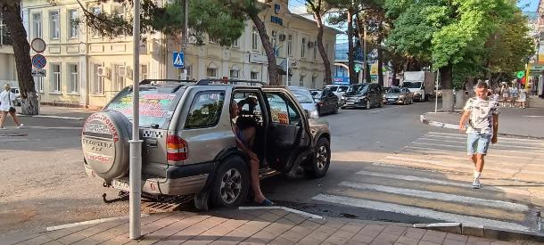 «Будем штрафовать его каждый день»: в центре Геленджика обосновался наглый таксист