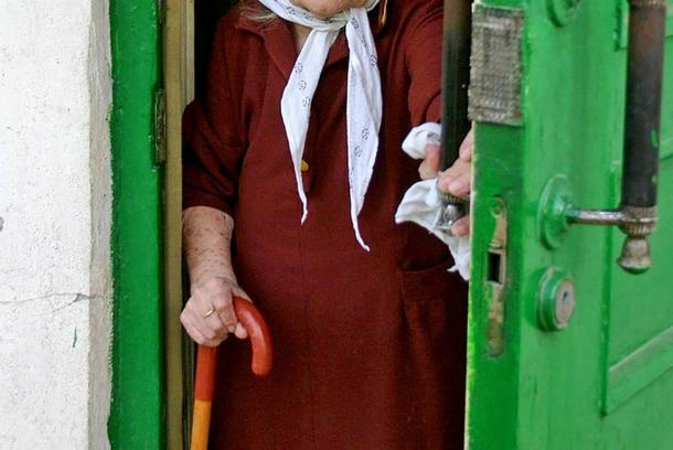 15 тысяч рублей украл «волонтер» у 78-летней бабушки