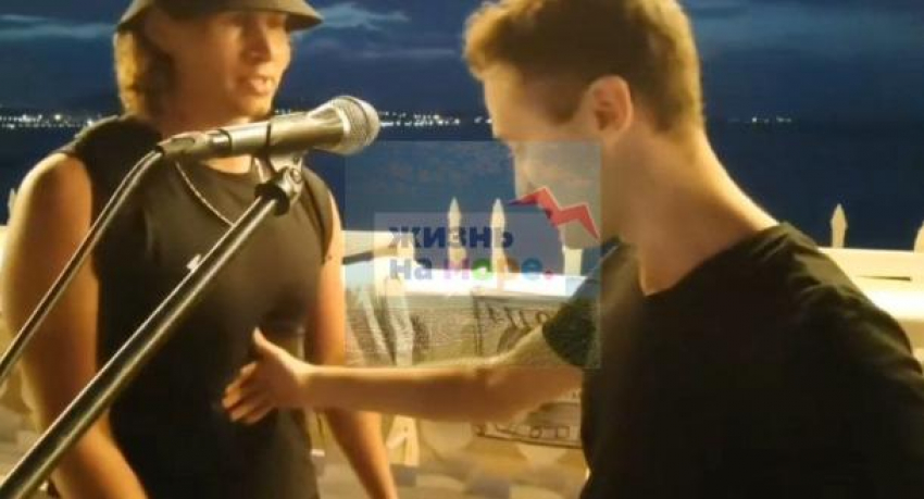 На уличного музыканта в Геленджике напал гопник