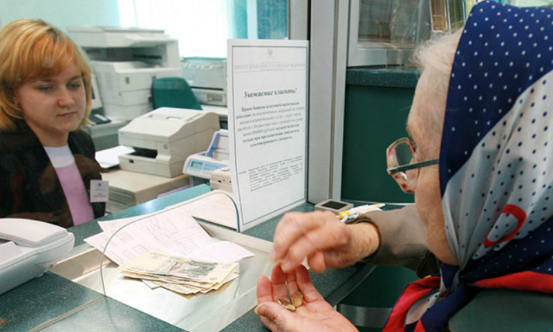 Банк полтора года лишал пенсионерку половины пенсии из-за чужого кредита