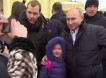 Путин успокоил плачущую девочку