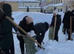Учителей отправили убирать снег в мешки