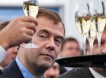 Медведев запретил госучреждениям закупать импортное вино