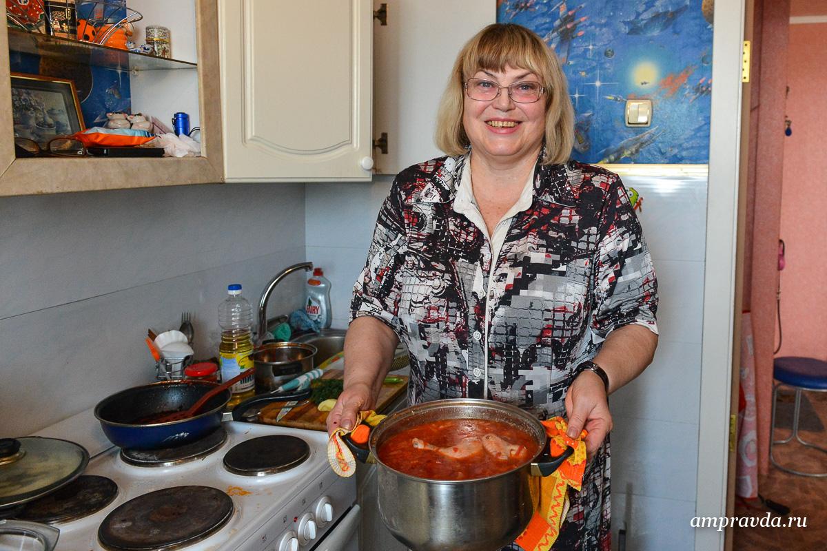 «А налоги борщом платить?»: в Сети бурно обсуждают идею узаконить домохозяек