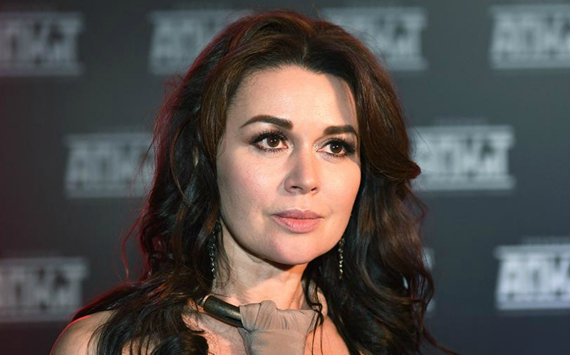 Директор Анастасии Заворотнюк опроверг новость о смерти актрисы