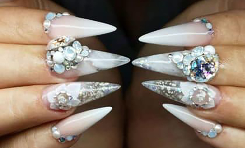 Невеста нарастила к свадьбе ногти, в материал для которых добавила прах покойного отца