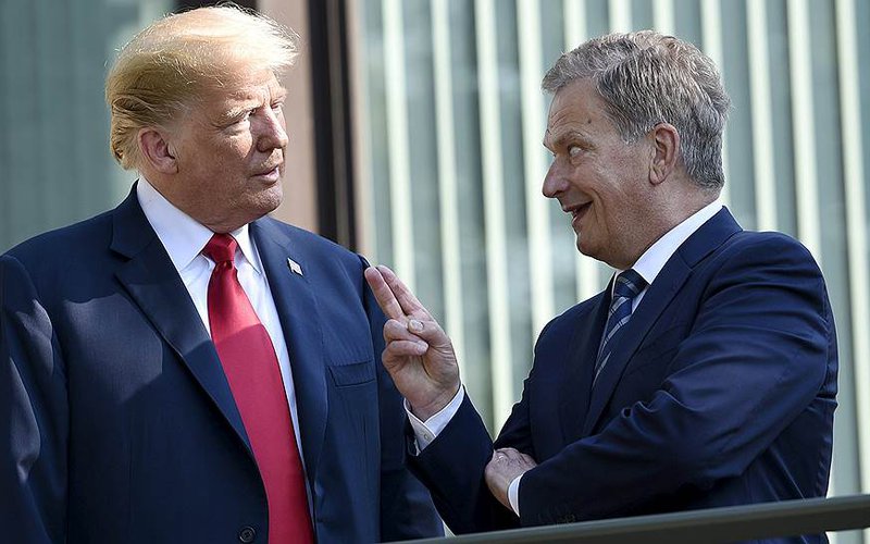 Не шлепать! Президенту Финляндии не понравилось, что Трамп тронул его колено