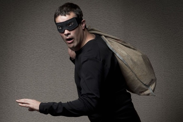 Воришка хотел вынести принтер из офиса, а стал героем смешного видео