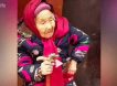 Просто 107-летняя мама даёт 84-летней дочери конфеты