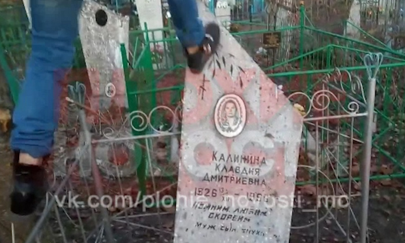 Подростки из городка Щигры Курской области ради лайков разгромили местный погост