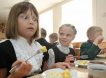 Омским школьникам выделили на горячее питание 5 рублей в день