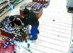 Очень страшное видео: в Саратове покупатель разбил десятки бутылок со спиртным