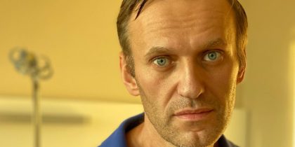 «Они хотят тайно похоронить его»: матери Навального впервые показали труп сына