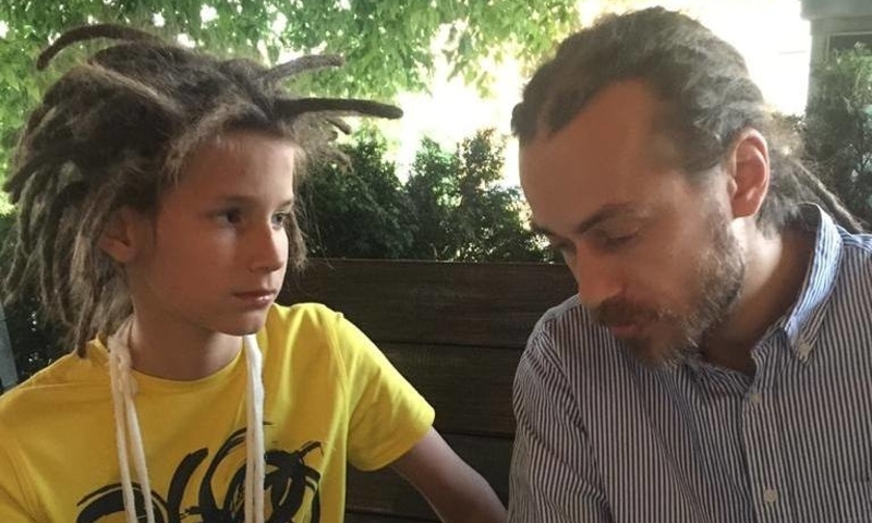 Уже выпускник: как сын рэпера Децла выглядел на своем последнем звонке