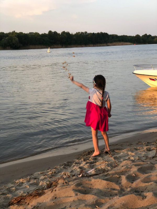 «Я тонула, а в трех шагах от меня мама махала мне рукой»