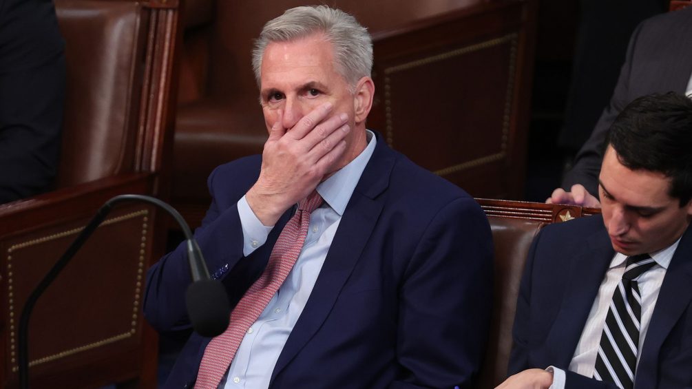 Впервые в истории спикер палаты представителей США отправлен в отставку: чем это грозит России, Украине и самой Америке