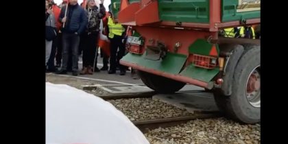 Поляки с флагом СССР призвали Путина разобраться с Украиной и Брюсселем