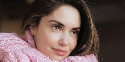 Агата Муцениеце появилась на дорожке ММКФ вместе с известным ведущим, держась за руки