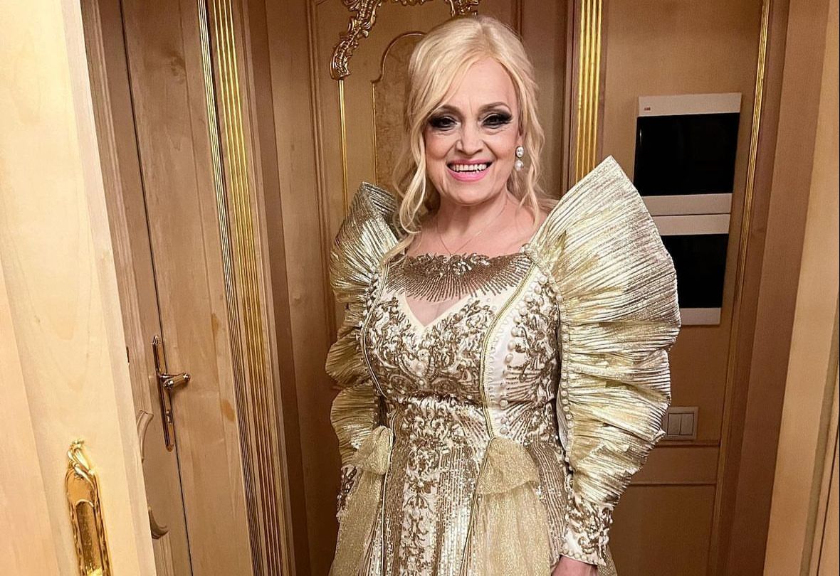 В пышном платье в компании сына: Надежда Кадышева впервые появилась на публике на фоне слухов о пластике